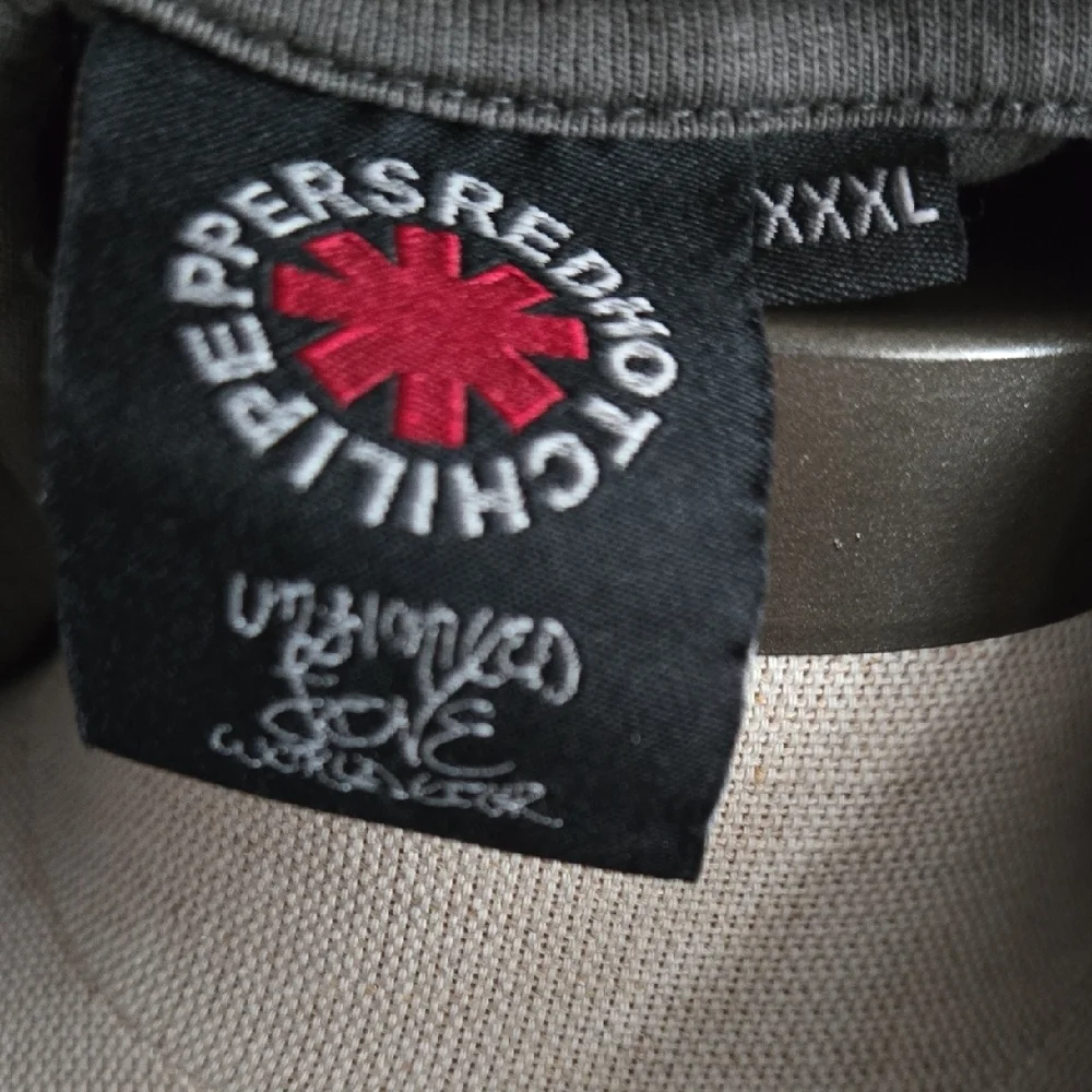 Red Hot Chilipeppers Gray Short Sleeve Unlimited Love World Tour Tee with Logo - Picture 2 of 6